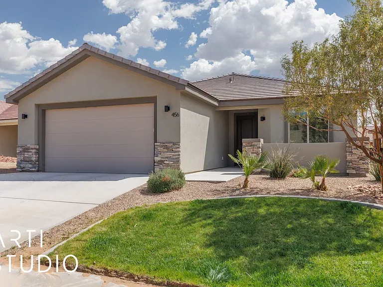 Mesquite NV 3 bed 2 bath house, Falcon ridge area,2019 house single level. Golf