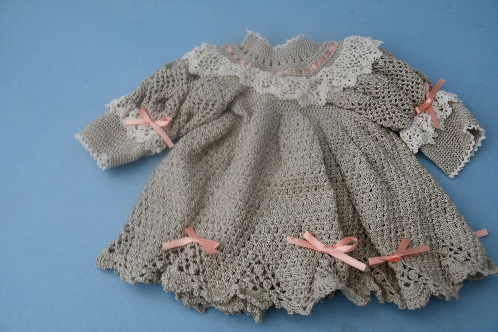 BEAUTIFUL HAND CROCHETED DOLL DRESS ~ CUTE DETAIL ~ CLEAN ~ $5