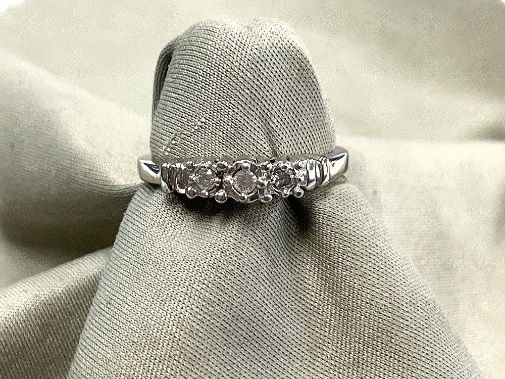 2.3gr 10K White Gold Three Stone Diamond Ring Size 6.75