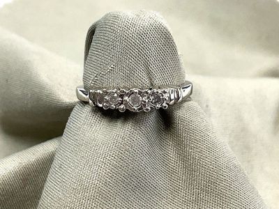 2.3gr 10K White Gold Three Stone Diamond Ring Size 6.75