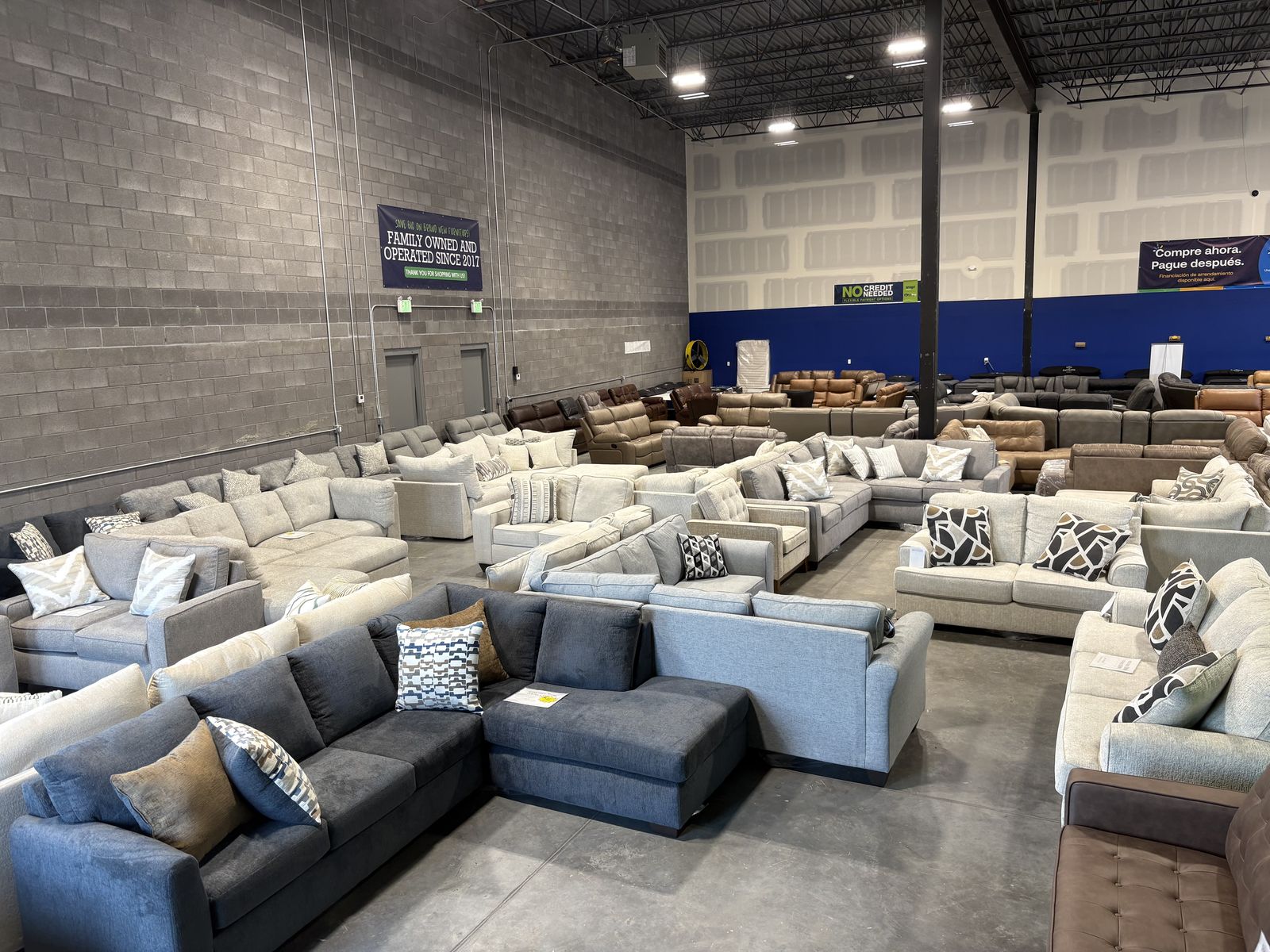 CLOSEOUT COUCHES
