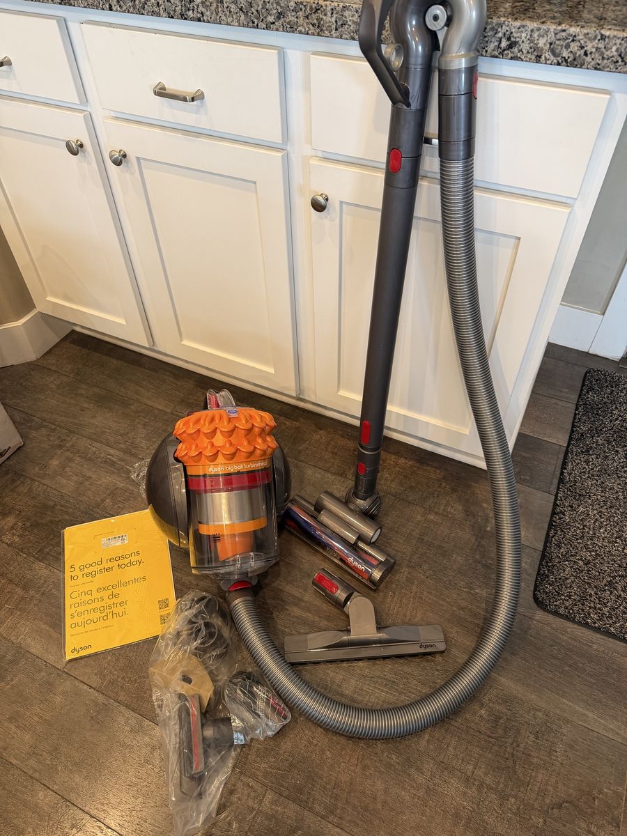 NEW Dyson Big Ball Turbinehead vacuum - Carpet, Hardwood, Tile