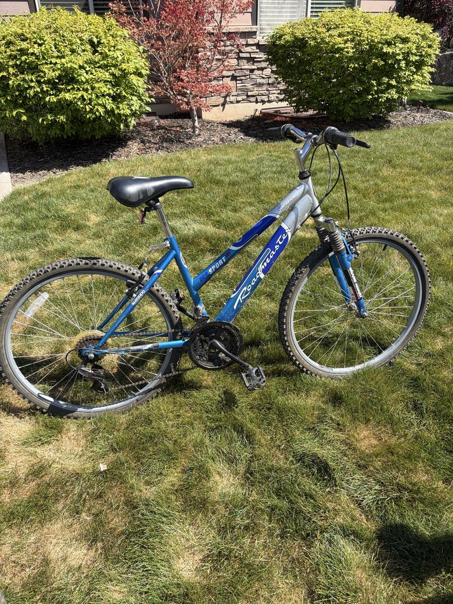 Roadmaster Sport Women's Mountain Bike - Blue/Silver, 26-inch Wheels, Front Suspension