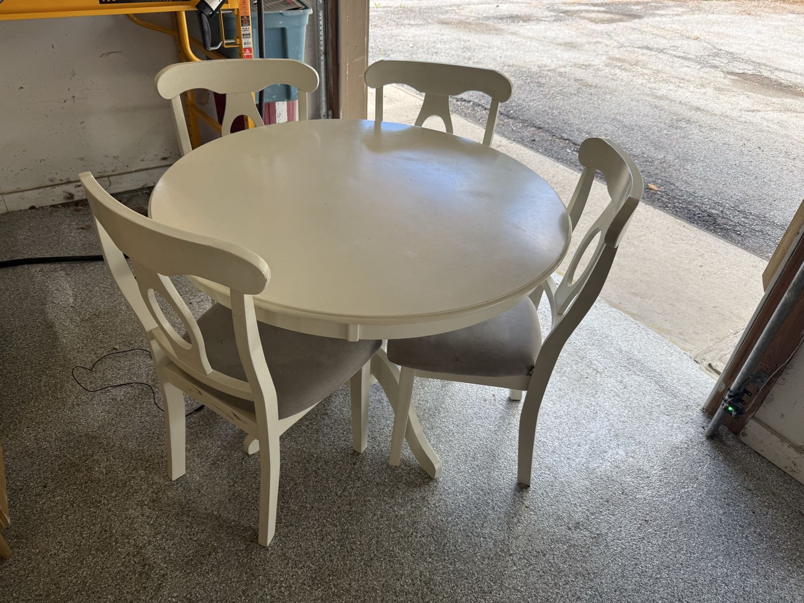 Dinning Room Table & Chairs 4