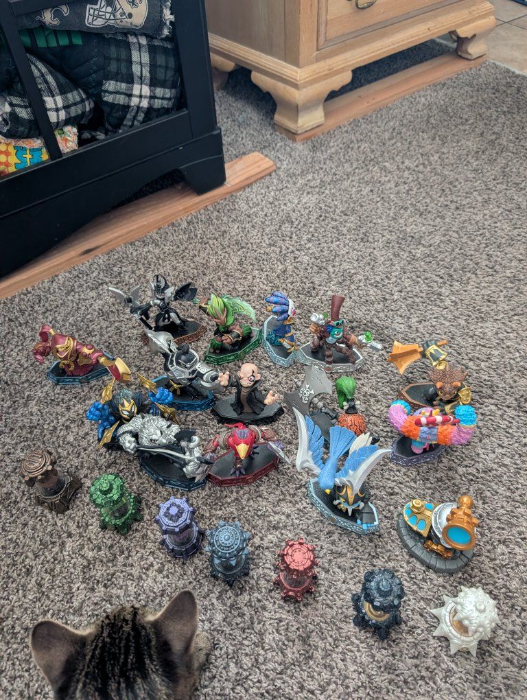 Skylanders Wii Game, Portal, & 30+ Figures - Spyro's Adventure, Giants, Swap Force
