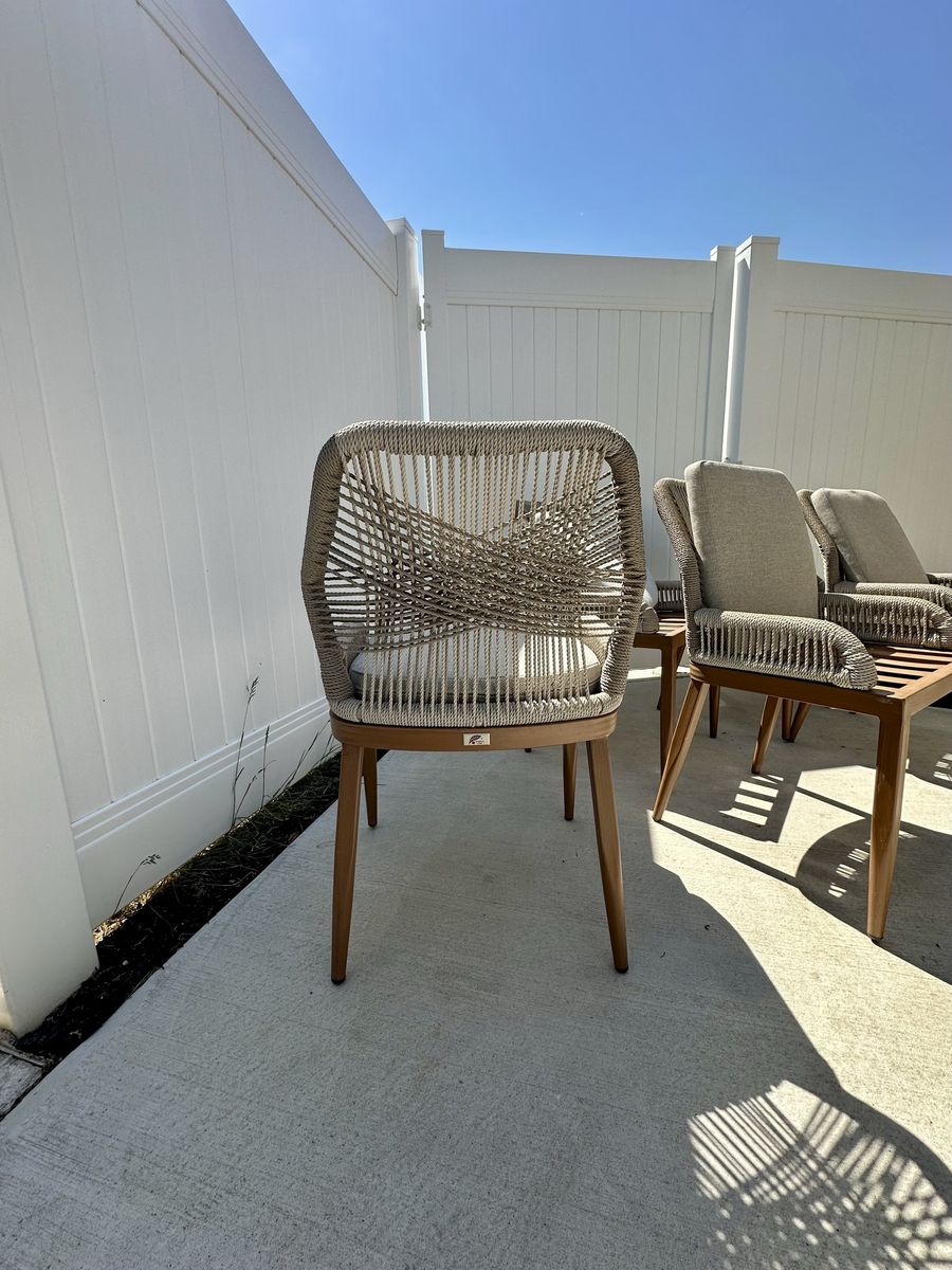 Outdoor patio table & 6 Chairs