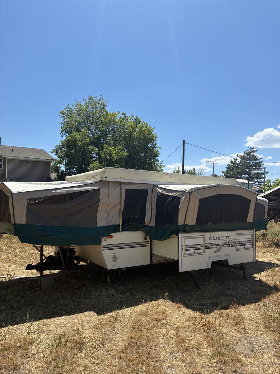 Pop up camping trailer