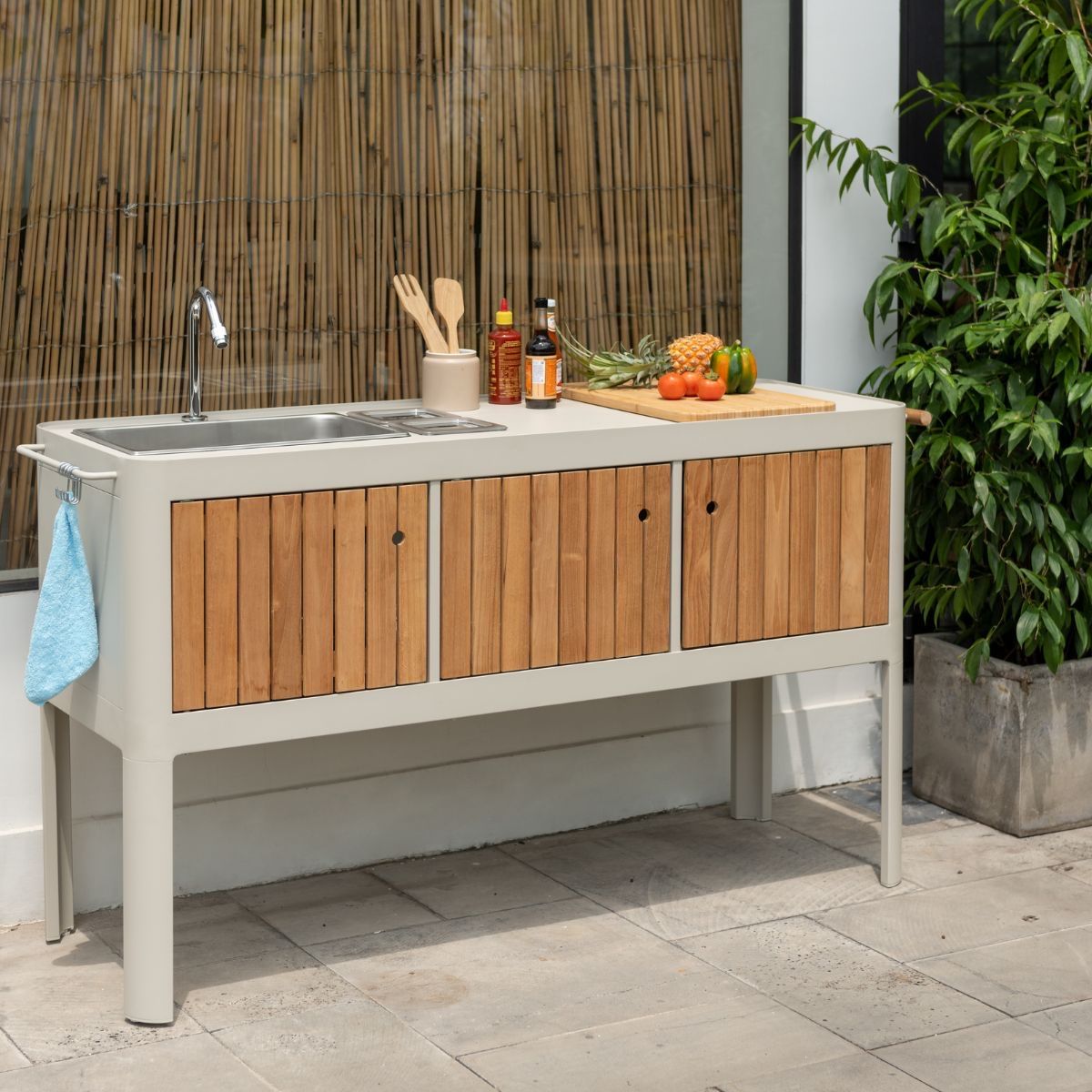 Lifestyle Portals Light Outdoor Kitchen