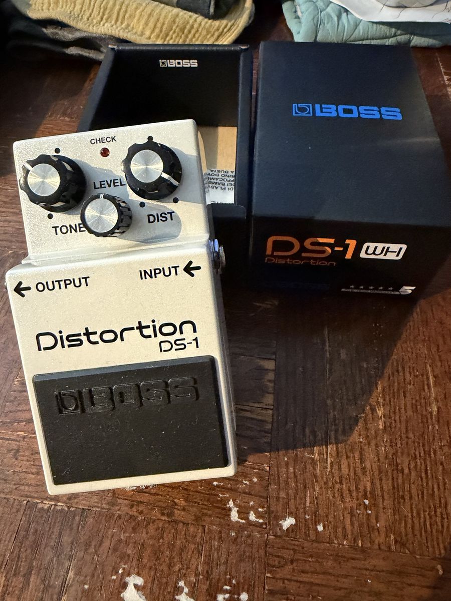 BOSS DS-1 Distortion limited edition metallic white