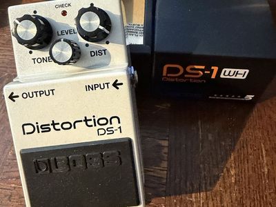 BOSS DS-1 Distortion limited edition metallic white