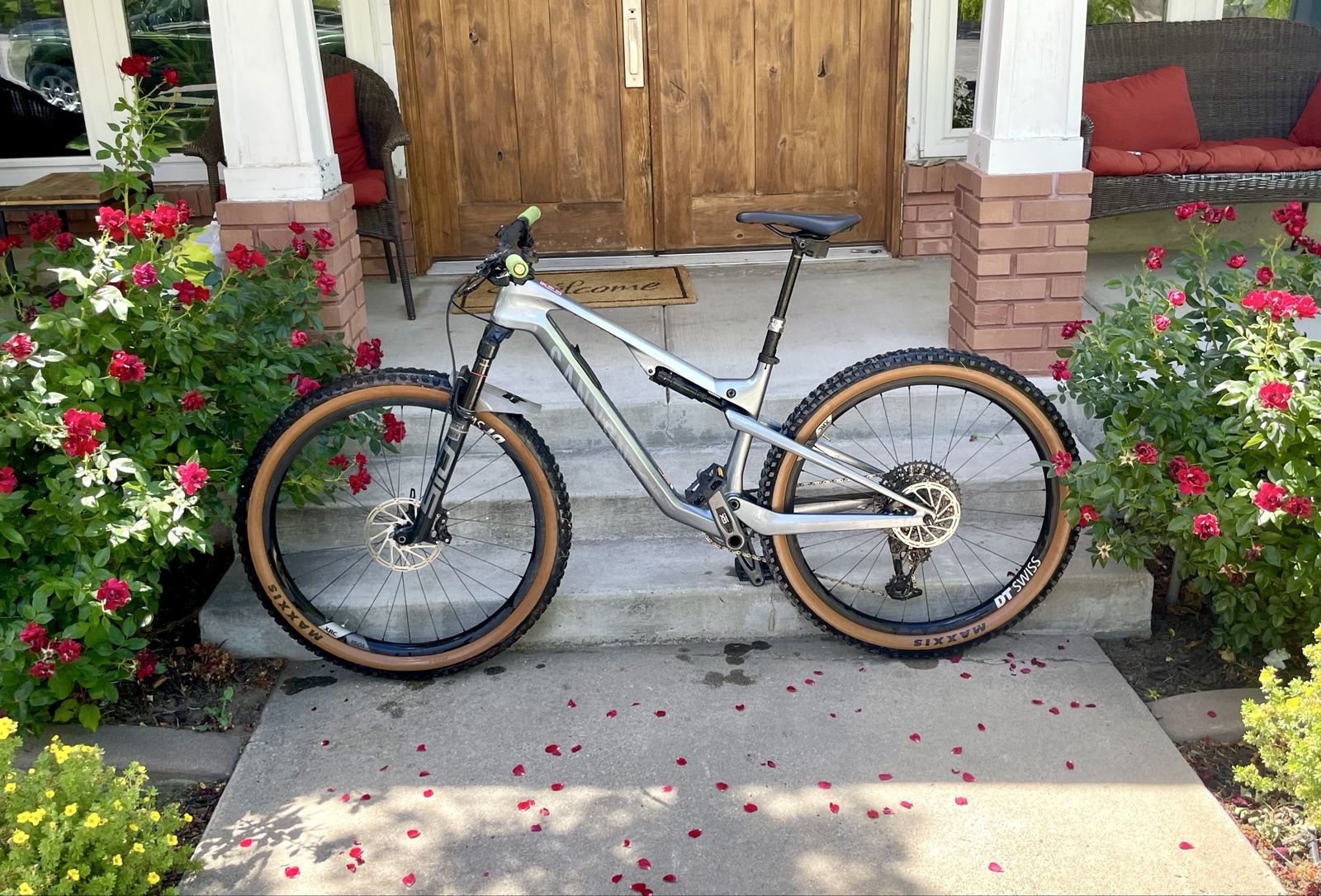 Canyon Lux Trail CF 9 2024 Full Suspension Carbon Mountain Bike - Size Medium