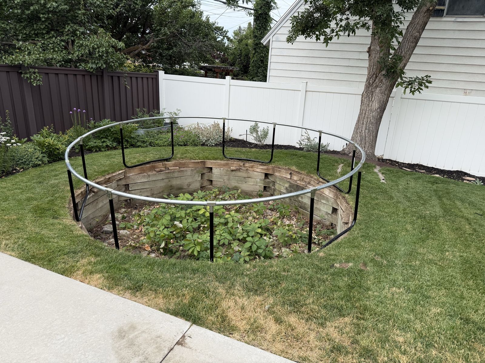 Circular Galvanized Steel Trampoline Frame - Outdoor Backyard Fitness Fun