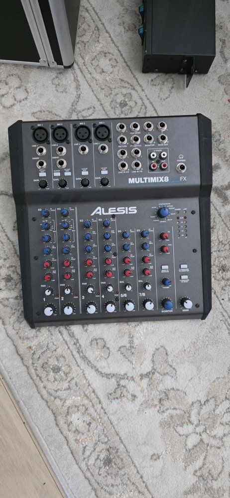 Alesis MultiMix 8 USB FX
8 Channel Mixer with Effects / USB Audio Interface.