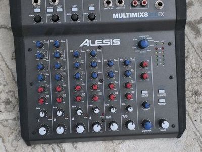 Alesis MultiMix 8 USB FX
8 Channel Mixer with Effects / USB Audio Interface.