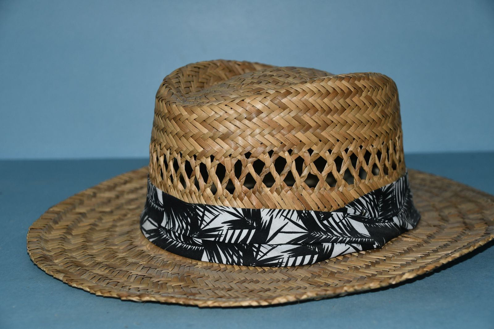 MEN'S SUMMER STRAW HAT ~ ONE SIZE ~ BRIM LENGTH 3" ~ CLEAN ~ $5