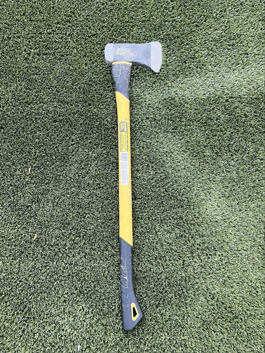 Ludell 3,5 lb single bit axe with fiberglass handle.