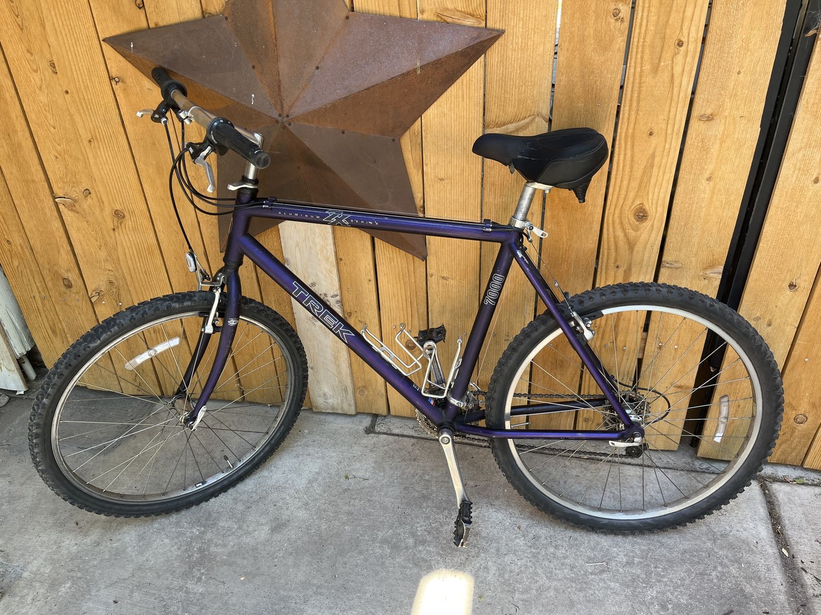 Trek 7000 Aluminum Hardtail Mountain Bike - Large, 26-inch Wheels