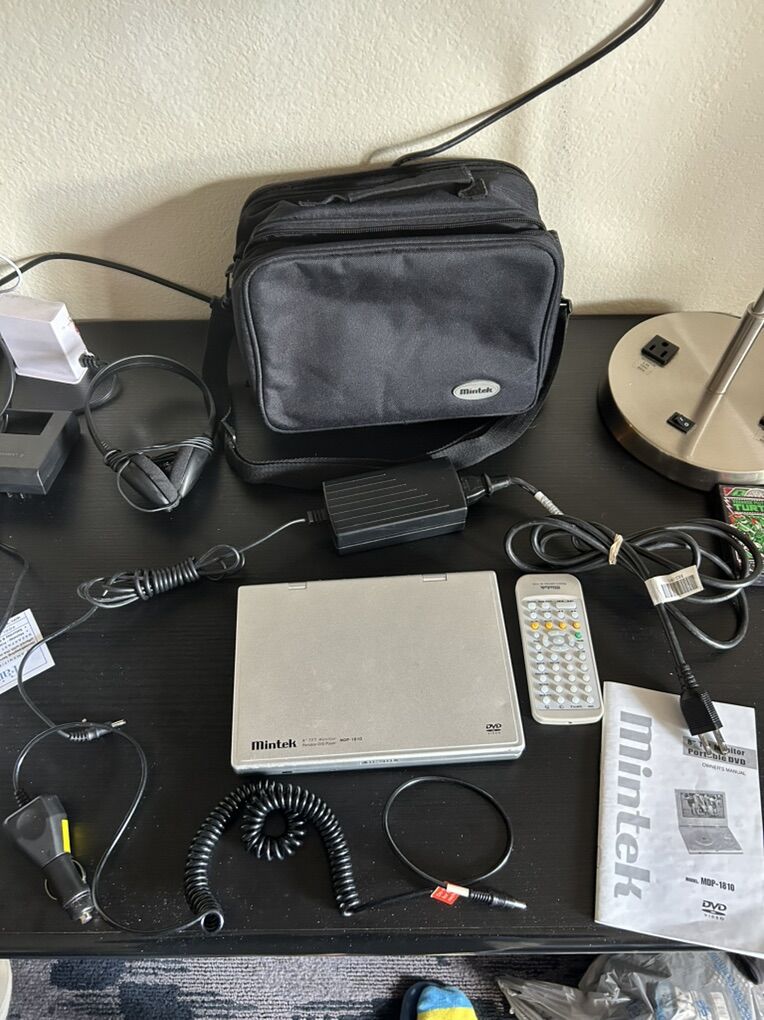 Mintek 8 TFT Monitor Portable DVD Full Set