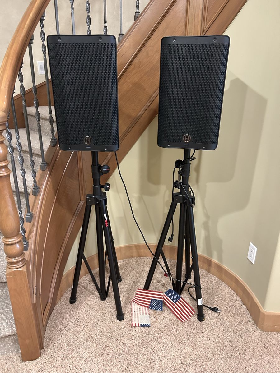 Pair of Harbinger V2410 Vari 2000 Series 10" 600W 2-Way Powered Speakers with Stands