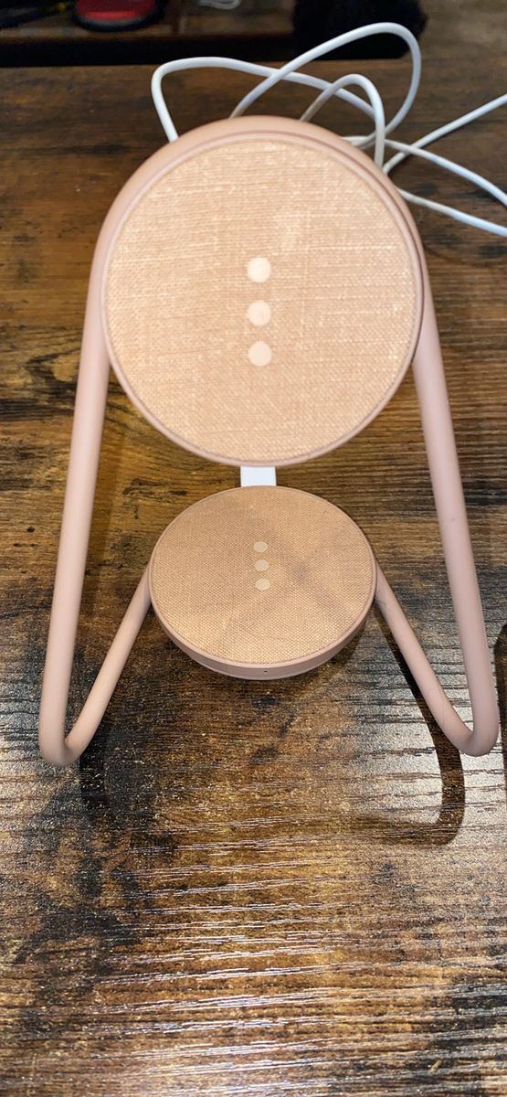 Magnetic dual phone charger stand