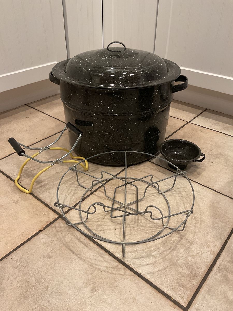 Vintage Enamel Canning stock pot 14” X 11”& Lid