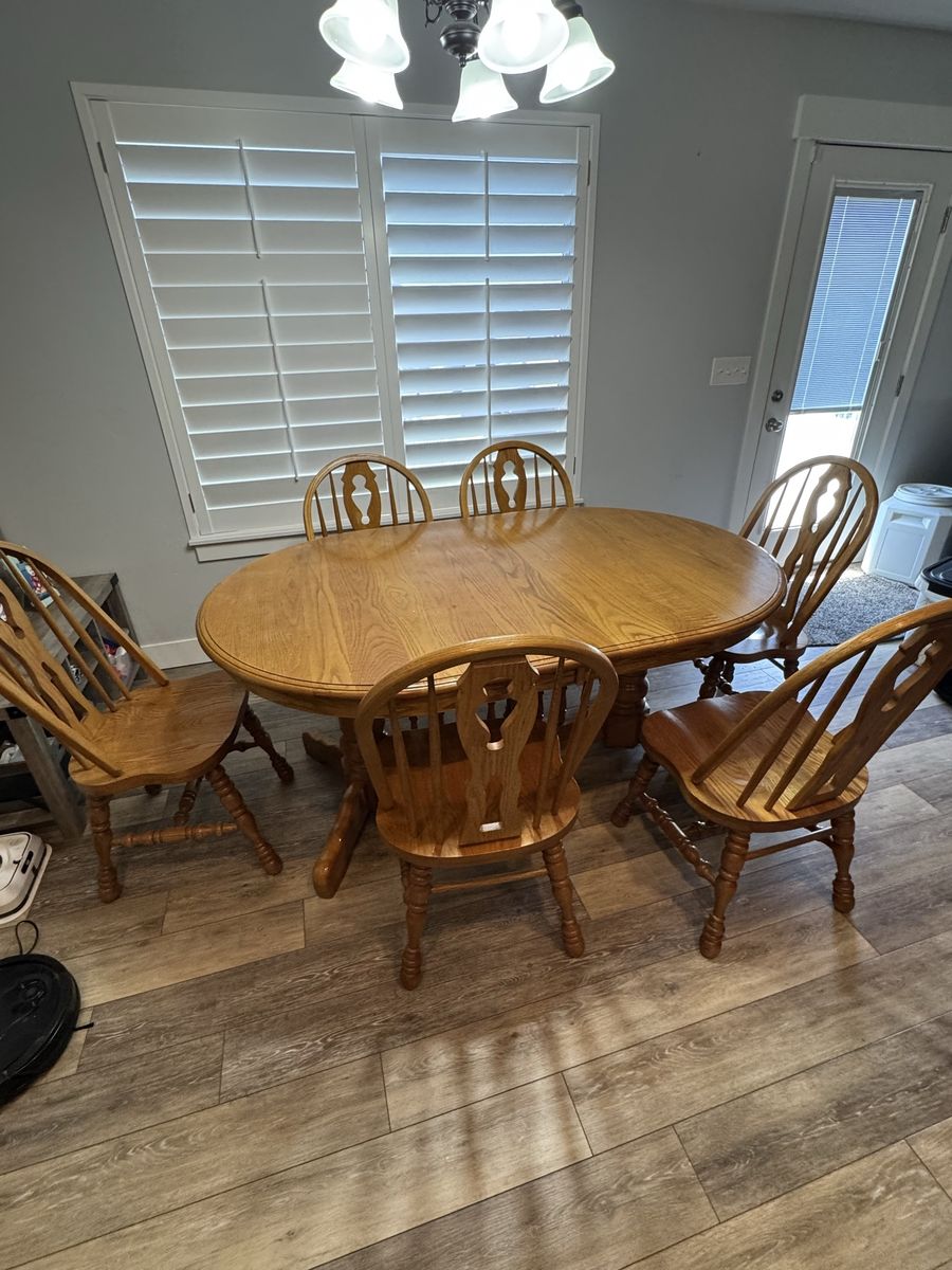 Solid oak table with 6 chairs and 4 leafs