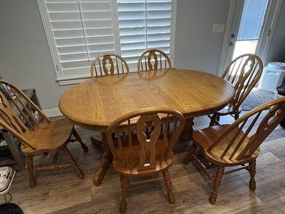 Solid oak table with 6 chairs and 4 leafs
