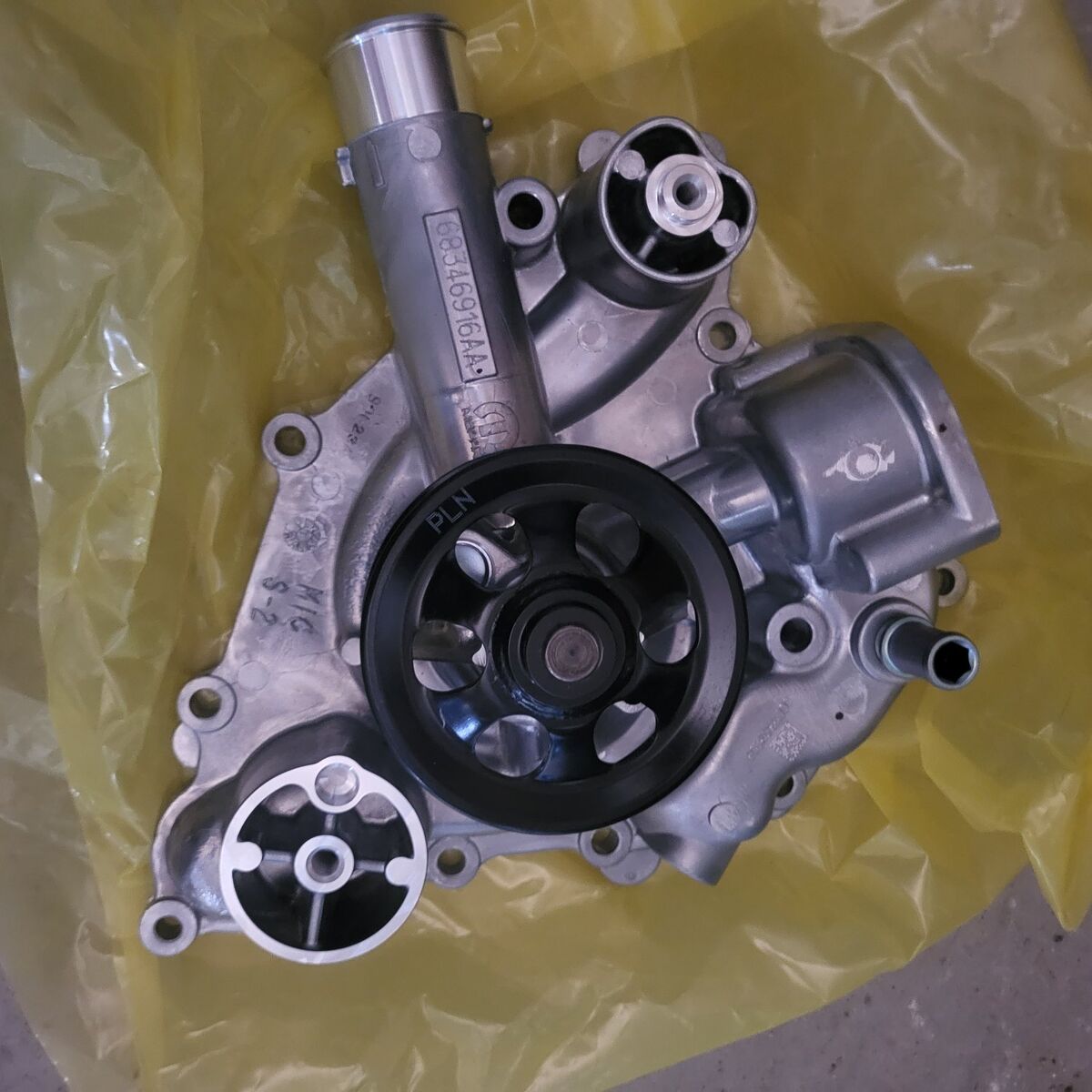 68346916AA HEMI WATER PUMP w/gasket/seal