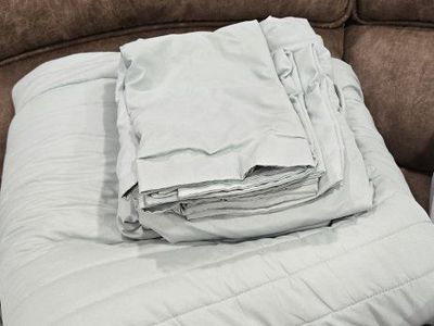Light Green Quilted Comforter & Sheet Set - Queen Size Bedding