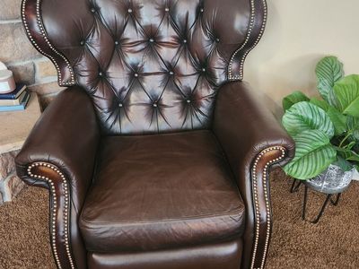 Leather wingback recliner