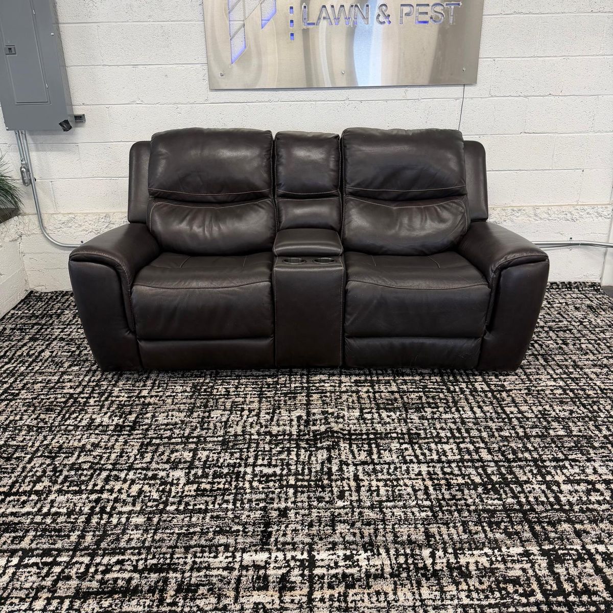 COSTCO CAREY LEATHER POWER RECLINING LOVESEAT W/ POWER HEADRESTS & STORAGE CONSOLE!!