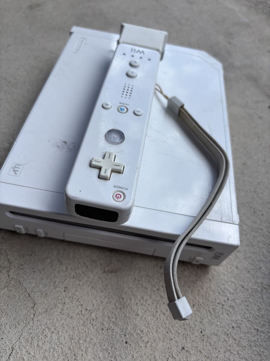 nintendo wii console and 1 controller no power cord