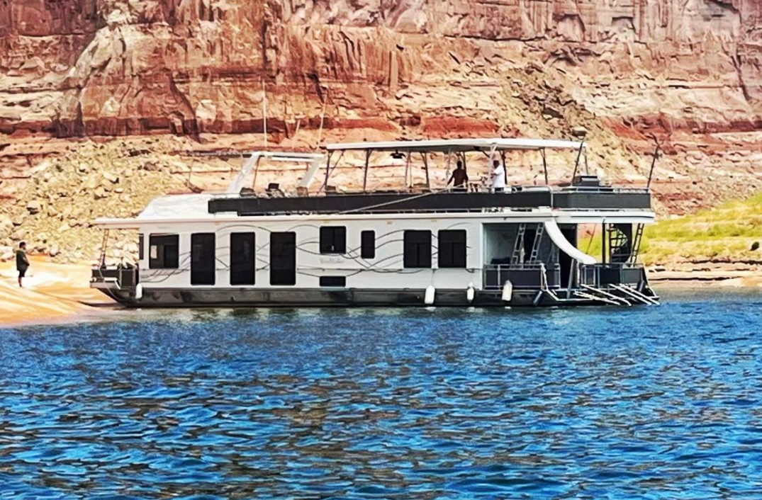 Antelope Point Marina Houseboat (4 SALE) Wind Walker
