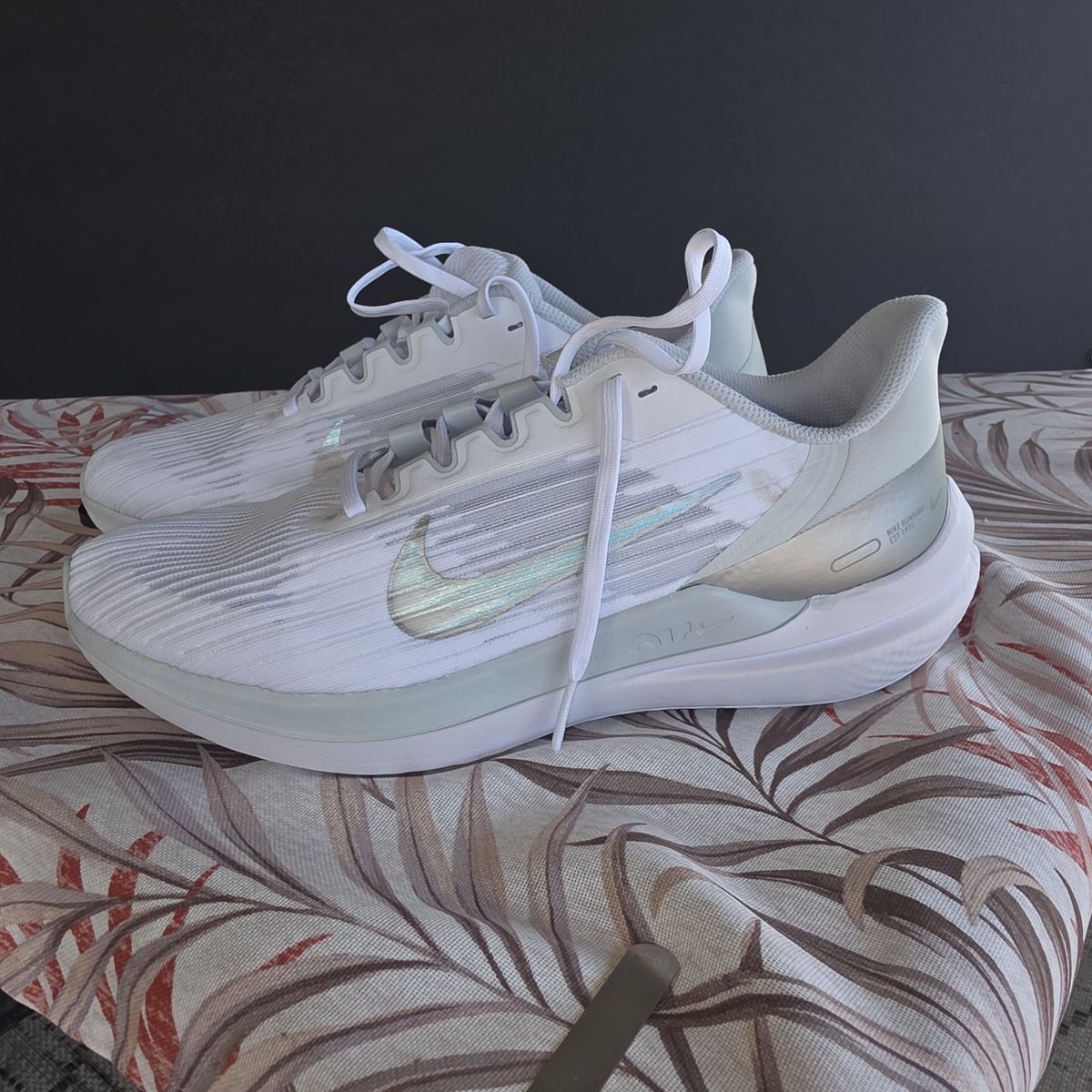 Nike Air Winflo 9 White Metallic Silver Women's DD8686-100 size 9.5