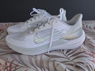 Nike Air Winflo 9 White Metallic Silver Women's DD8686-100 size 9.5