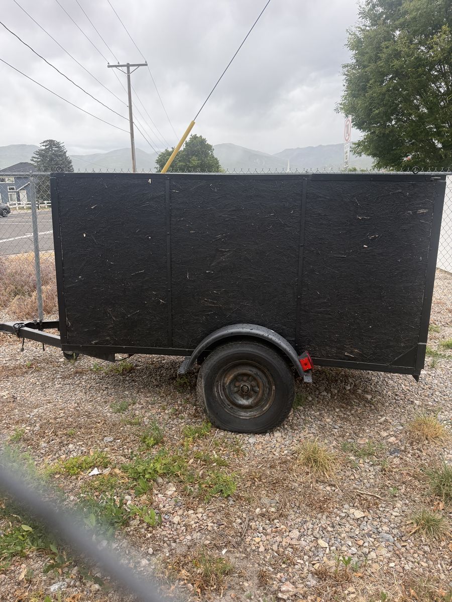 Single-axle enclosed-side utility trailer