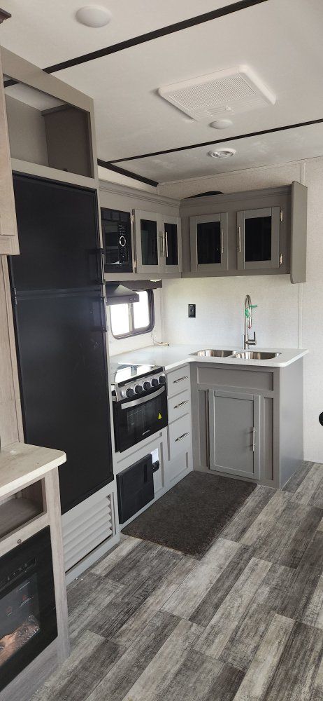 2021 Keystone Volante 295BH 5th wheel w/ 1 SO - Excellent Condition, Outdoor Kitchen