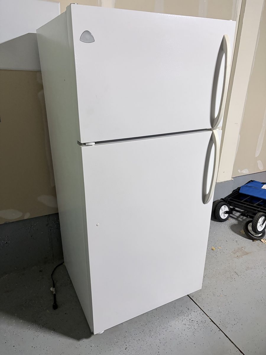 White Westinghouse Top Freezer Refrigerator with Ice Maker - White, Excellent Condition