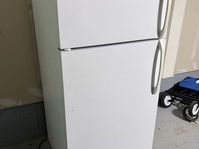 White Westinghouse Top Freezer Refrigerator with Ice Maker - White, Excellent Condition