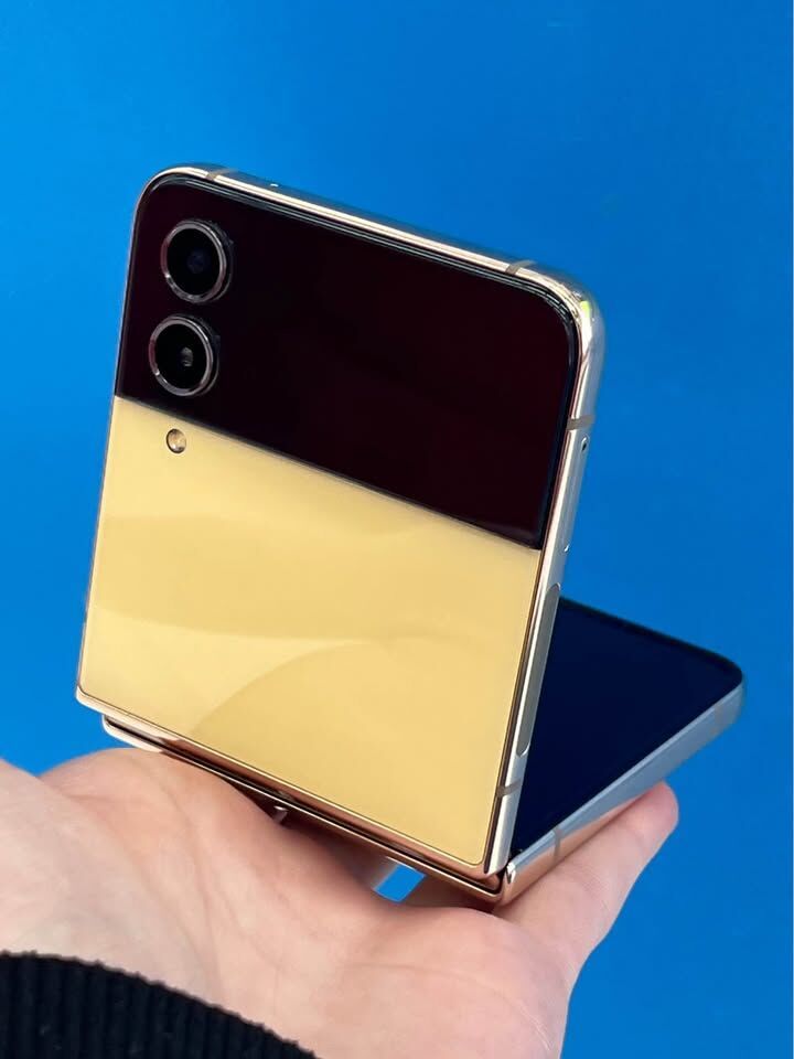 Samsung Galaxy Z Flip4 256GB - Unlocked