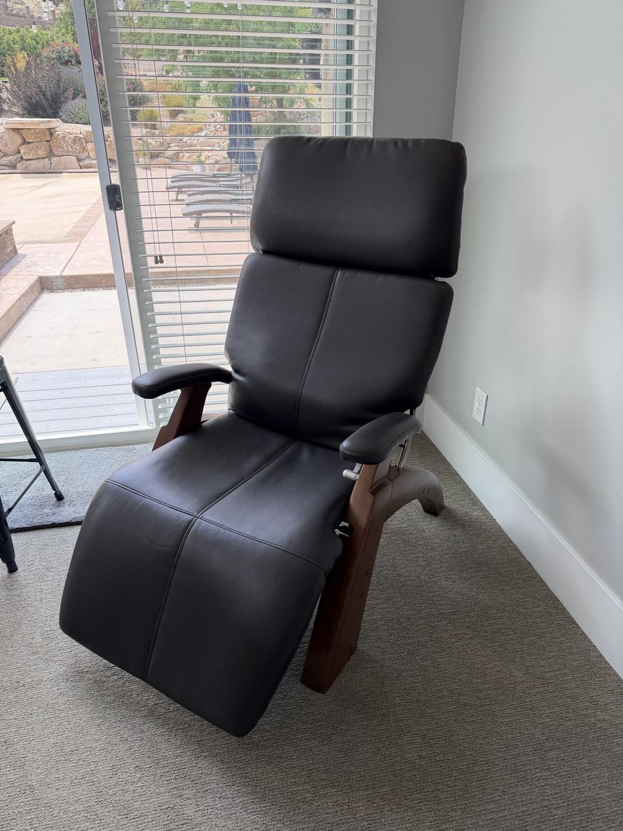 Relax the back - Human Touch Perfect Chair Zero Gravity Recliner - brown Leather & Wood Base