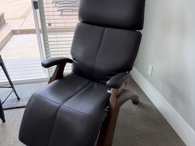 Relax the back - Human Touch Perfect Chair Zero Gravity Recliner - brown Leather & Wood Base