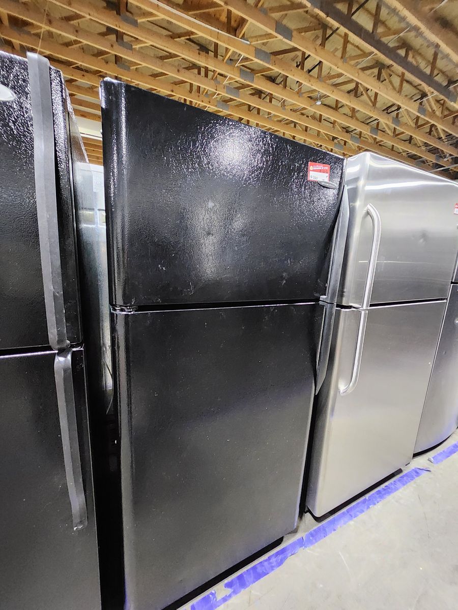 GREAT FRIGIDAIRE TOP AND BOTTOM FRIDGE! W-WARRANTY