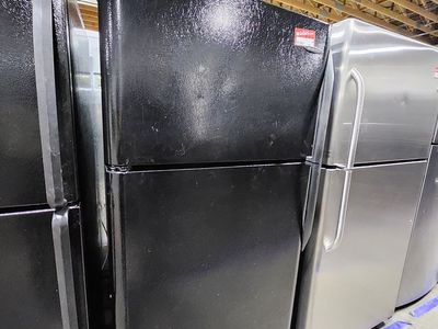 GREAT FRIGIDAIRE TOP AND BOTTOM FRIDGE! W-WARRANTY