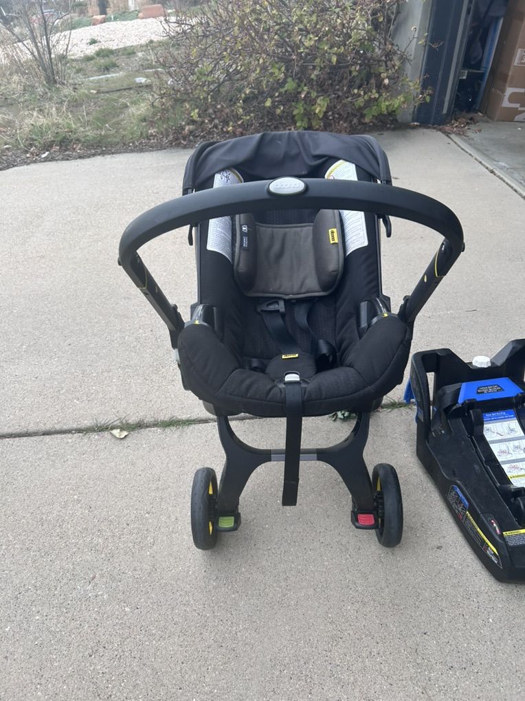 Doona infant car seat and stroller combo in Black