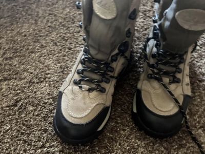 Cabella’s insulated women’s boots 8.5