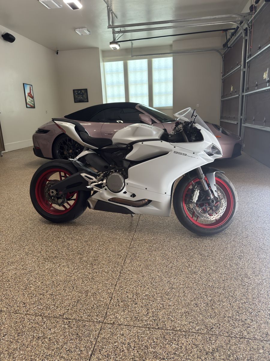 Ducati 959 Panigale Sport Bike - White with Red Wheels (955cc Engine)