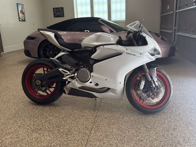 Ducati 959 Panigale Sport Bike - White with Red Wheels (955cc Engine)