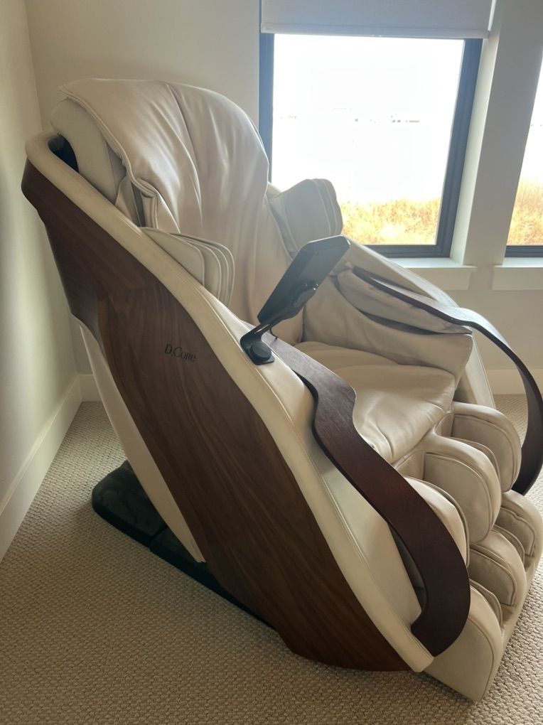 D-Core Cirrus Massage Chair