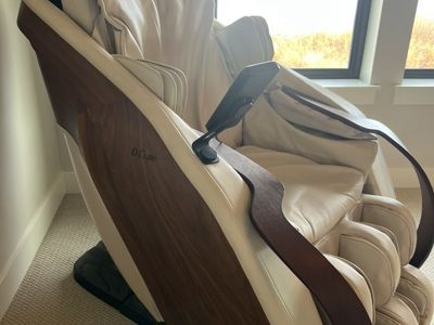 D-Core Cirrus Massage Chair